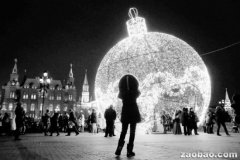 俄巨型圣诞球光彩夺目 系世界最大圣诞球灯